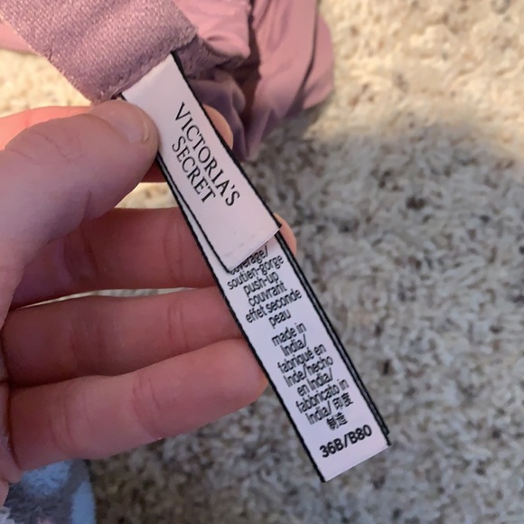 Victoria’s Secret Bra Lot! Only worn 2 or 3 times each, they’re still perfect!! - Picture 3 of 8